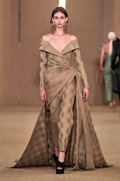 Look 16